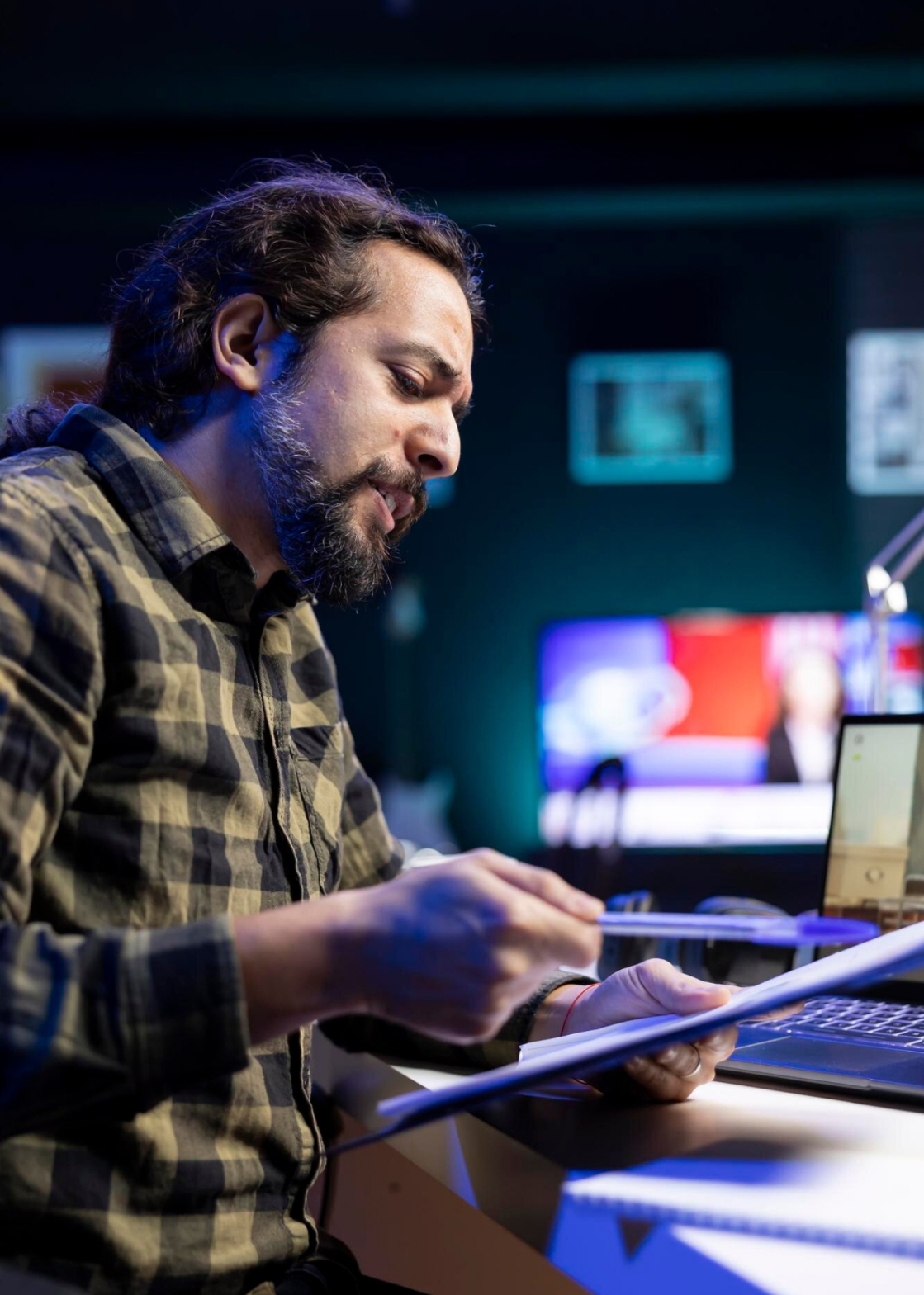 DELEK - Página 404 - man reviews document while on video call